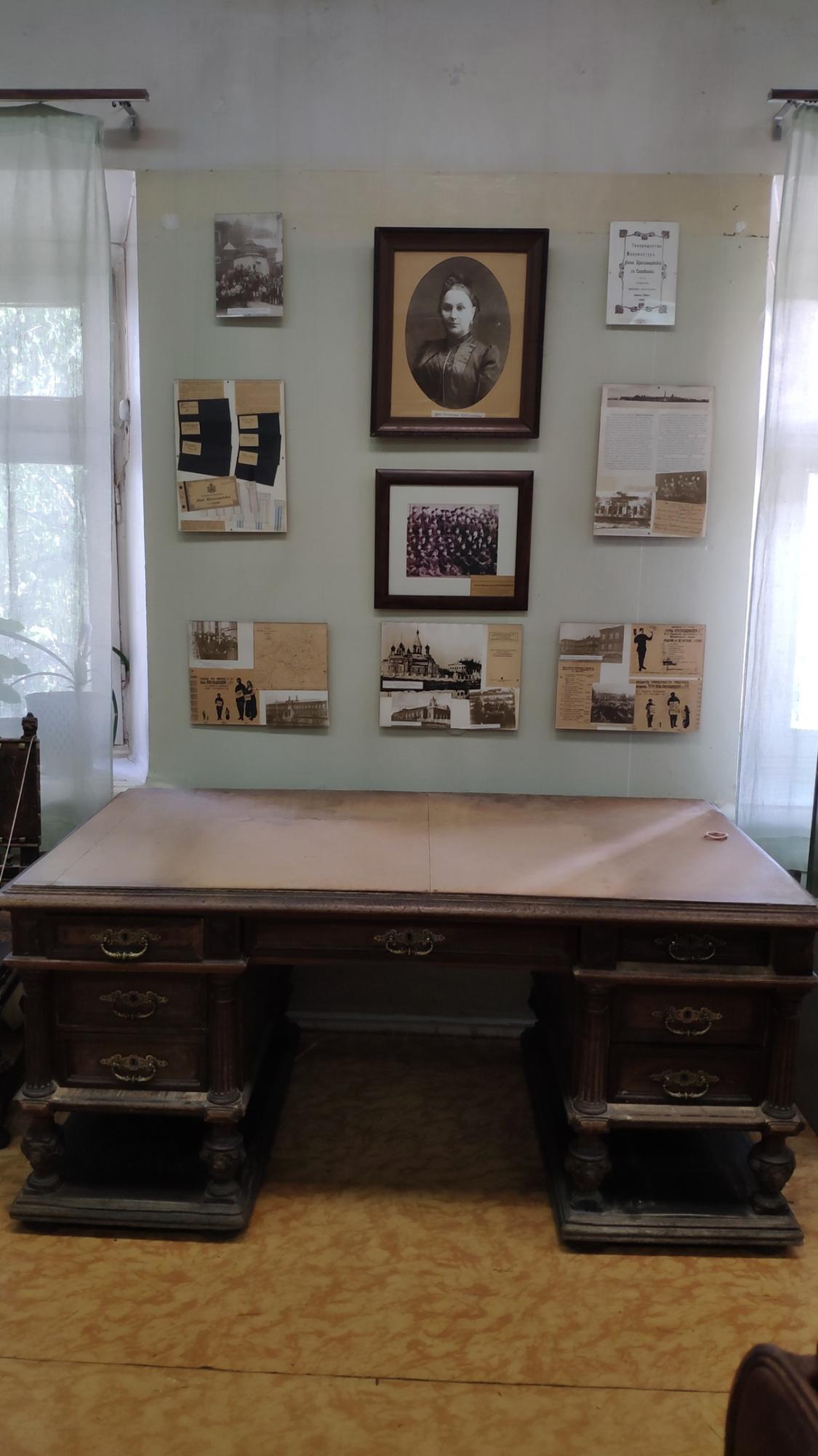 Благодаря компании Barnes International Moscow в нашем Музее появился новый экспонат - письменный стол из семьи Петра Михайловича Красильщикова!