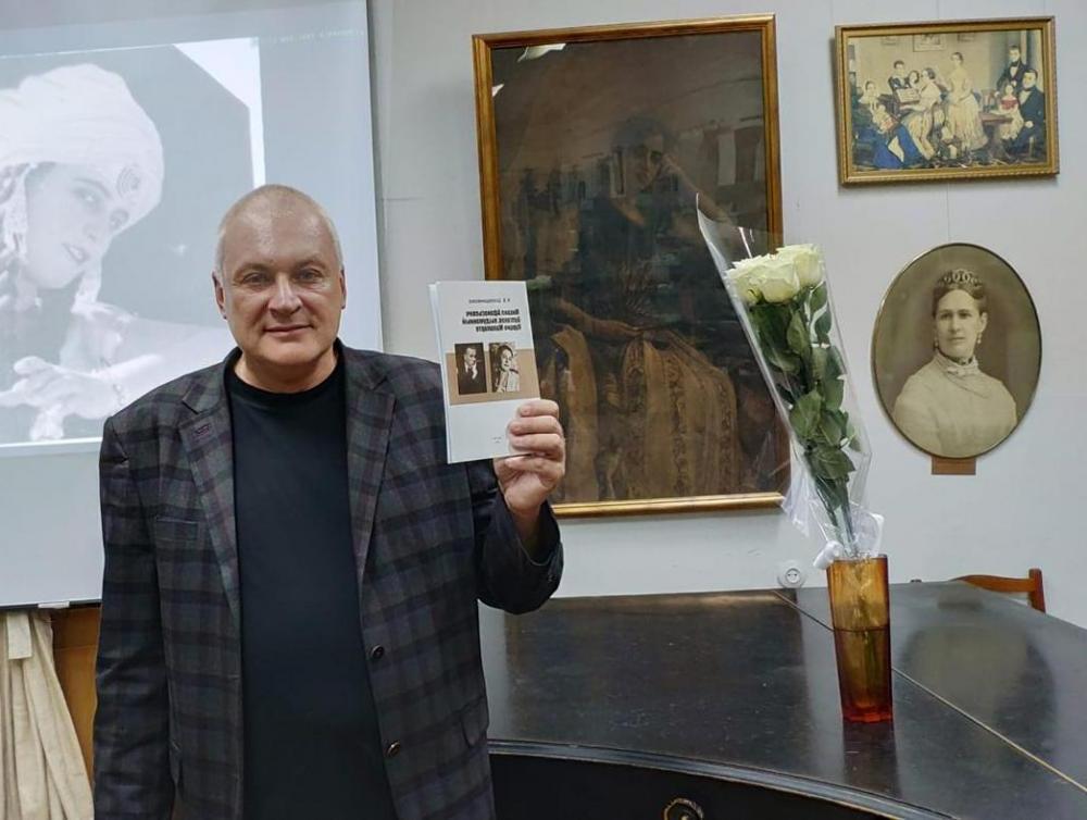 Сегодня свой День рождения отмечает Михаил Борисович Шапошников, историк, заведующий отделом литературы Серебряного века в Государственном Литературном музее